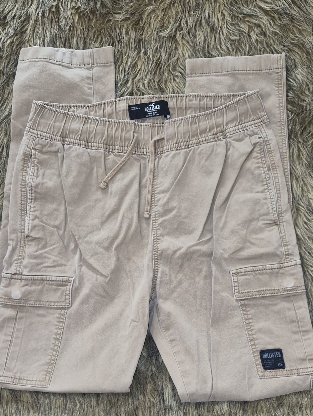 Hollister Men's Light Beige Cargo Pants with Drawstring Waist